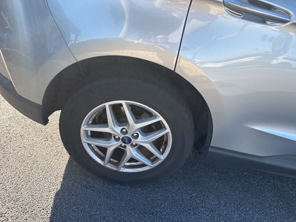 Used 2021 Ford Edge SE image 5