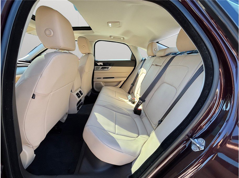 Used 2018 Jaguar XF Premium image 41