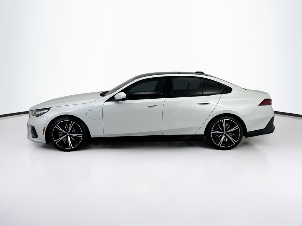 Used 2026 BMW 550e xDrive w/ Premium Package AWD/4WD image 8