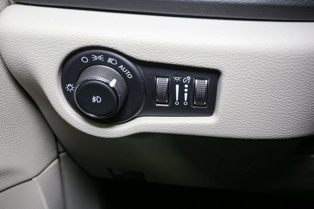 Used 2024 Chrysler Pacifica Touring-L FWD image 33