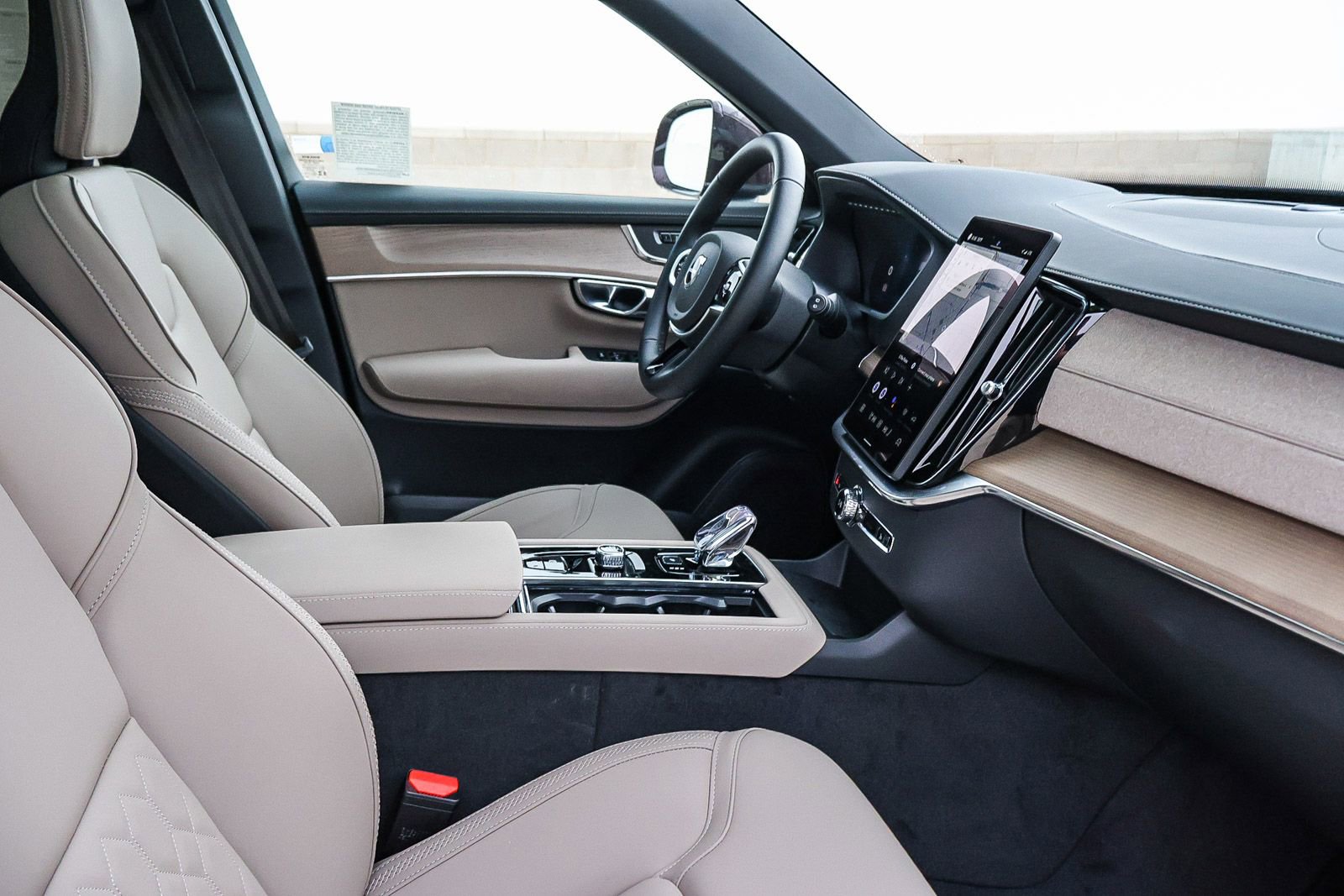 New 2025 Volvo XC90 B6 Core w/ Climate Package image 18