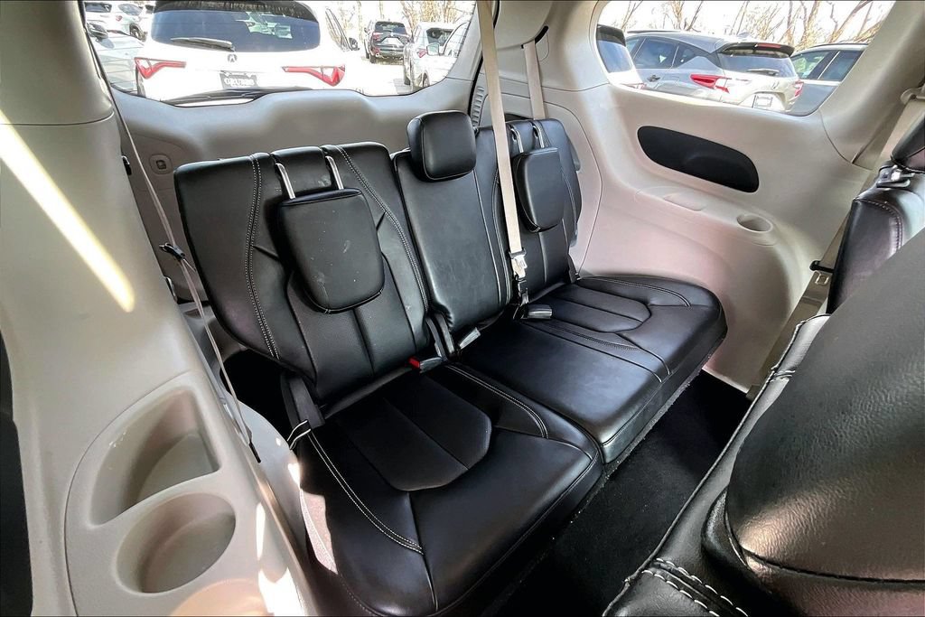 Used 2024 Chrysler Pacifica Touring-L FWD image 38