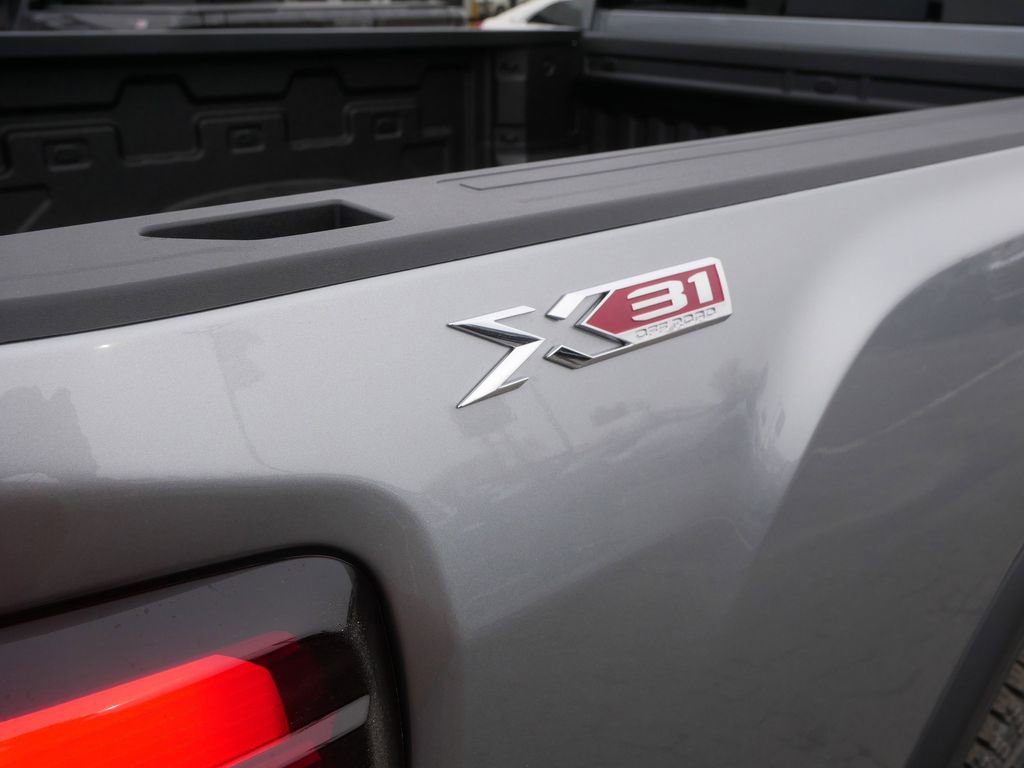 Used 2026 GMC Sierra 3500 SLT w/ SLT Premium Package image 9