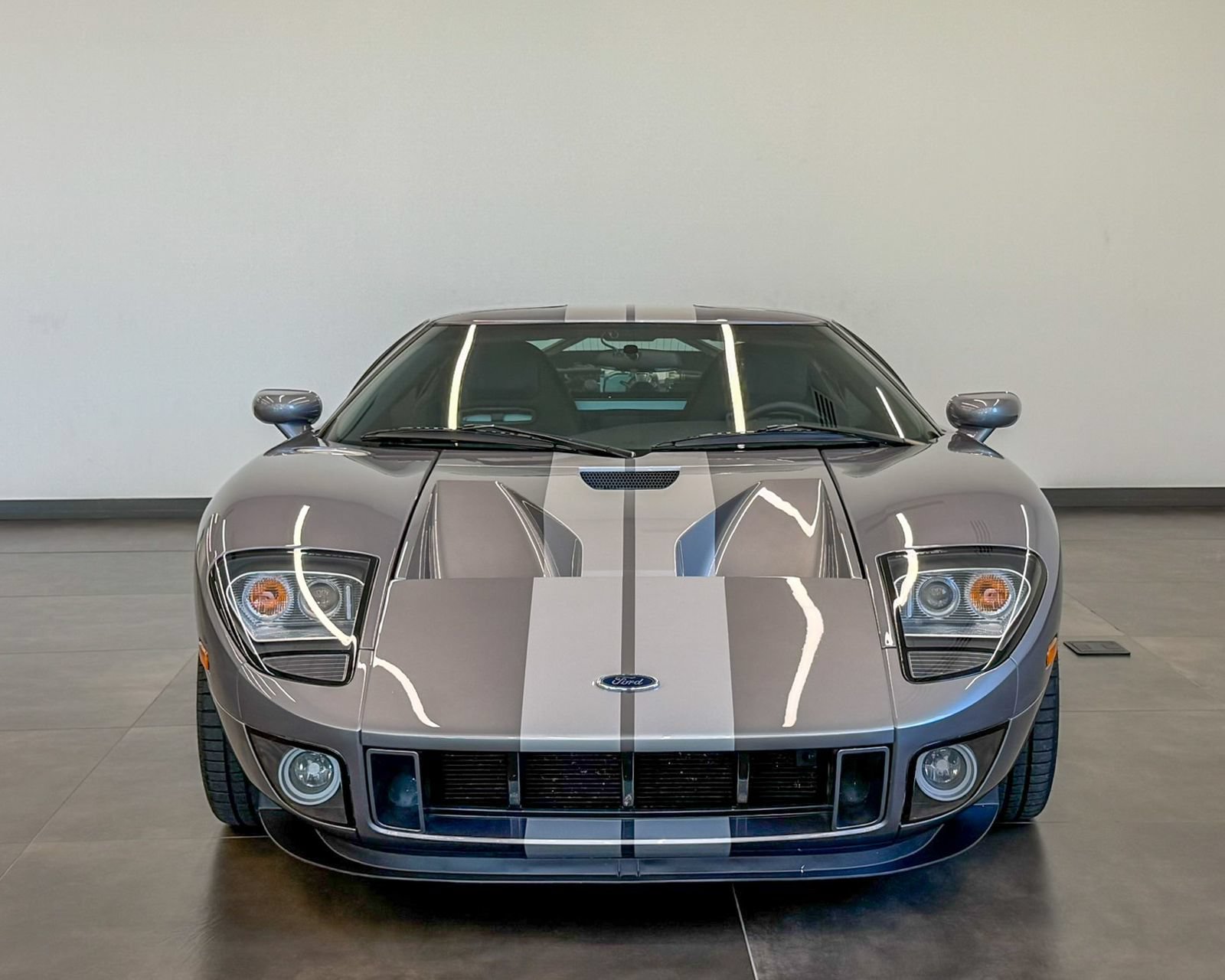 Used 2006 Ford GT RWD image 2