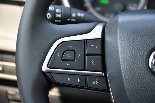 Used 2025 Toyota Highlander XLE image 18