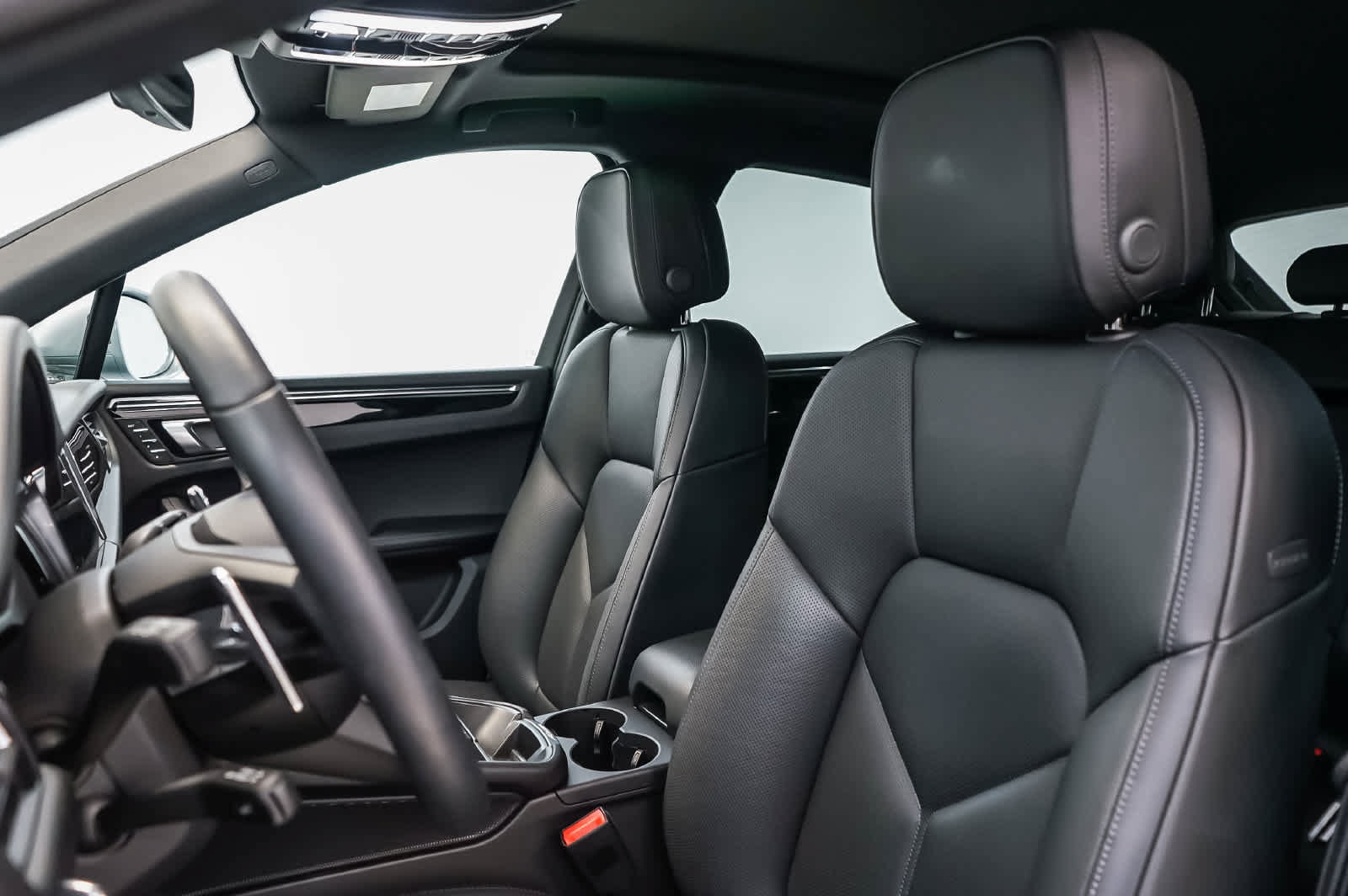 Certified 2026 Porsche Macan AWD/4WD image 4