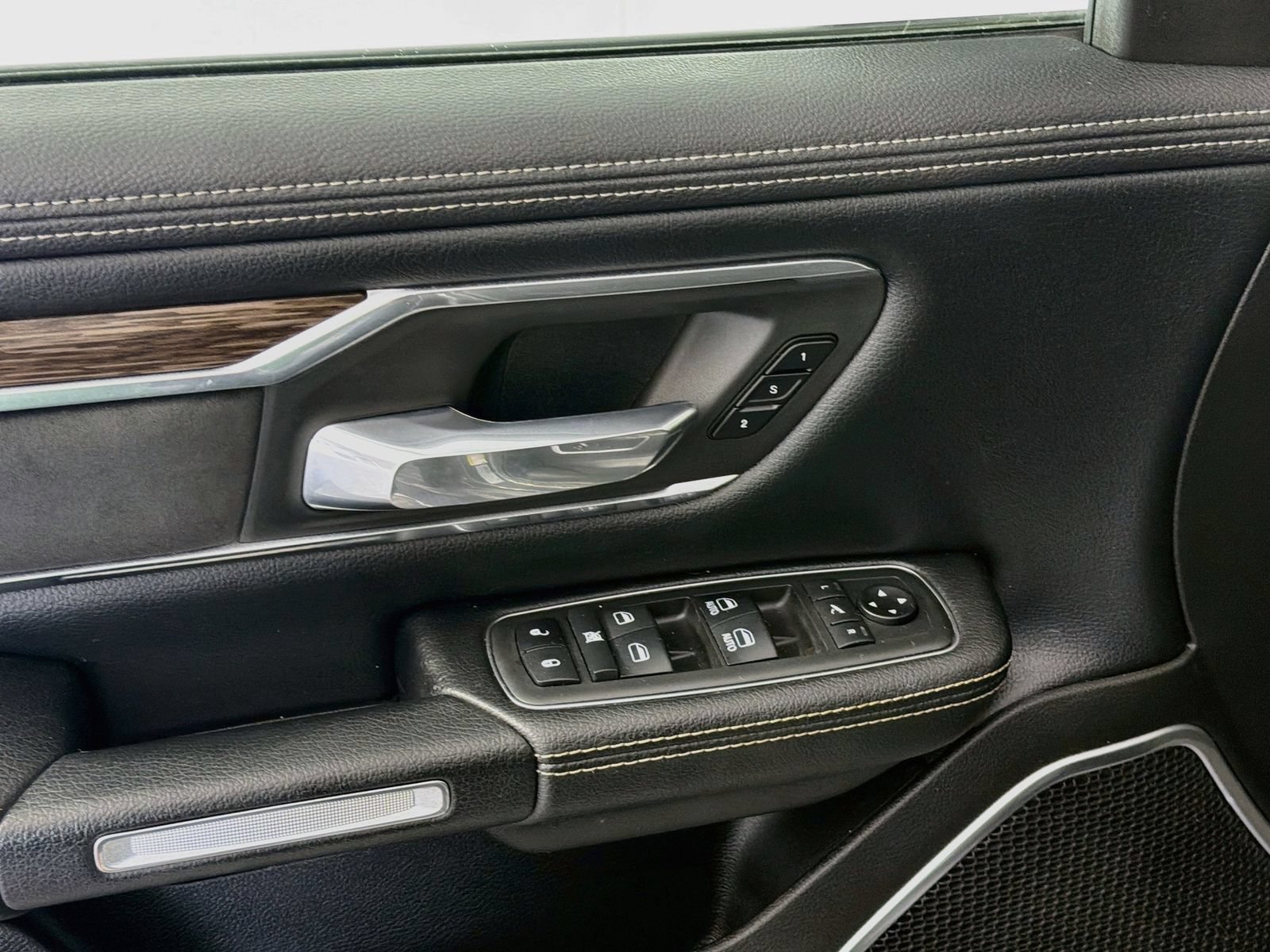 Used 2019 RAM 1500 Laramie AWD/4WD image 18