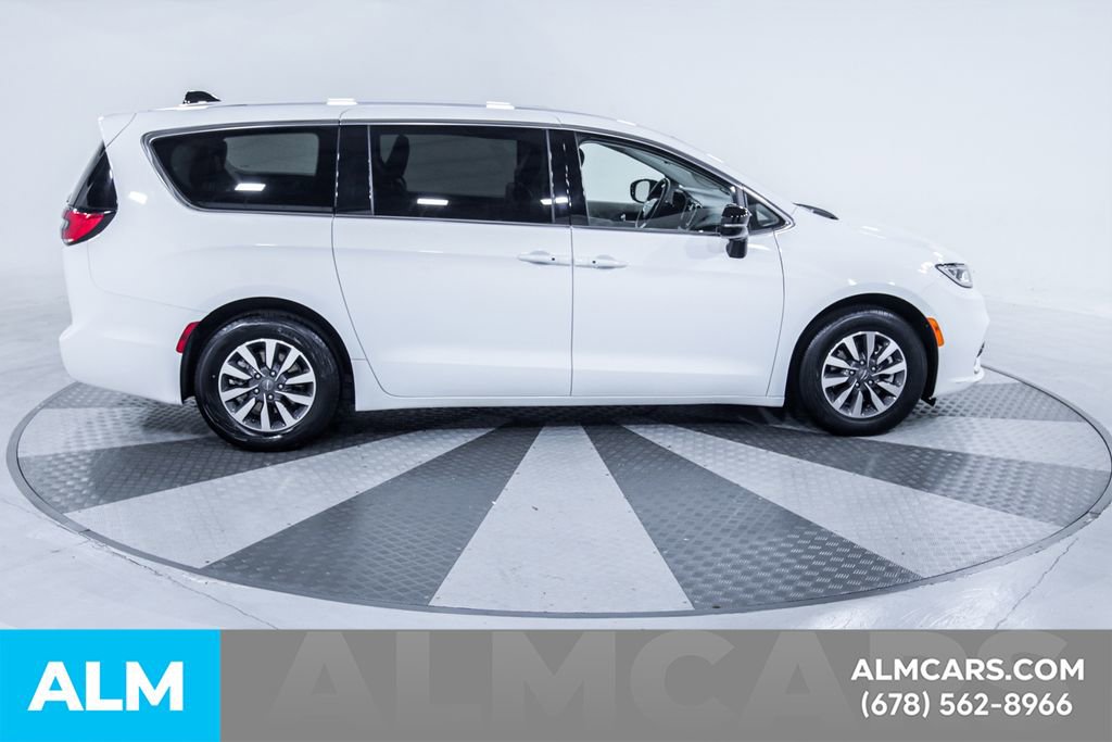 Used 2024 Chrysler Pacifica Select image 11