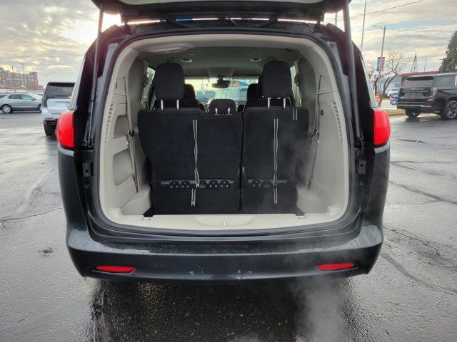 Used 2023 Chrysler Voyager LX image 23