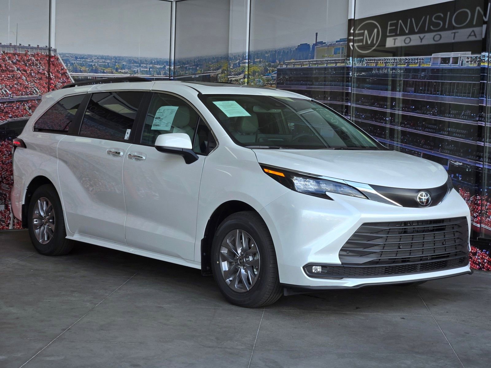 Certified 2026 Toyota Sienna XLE image 1