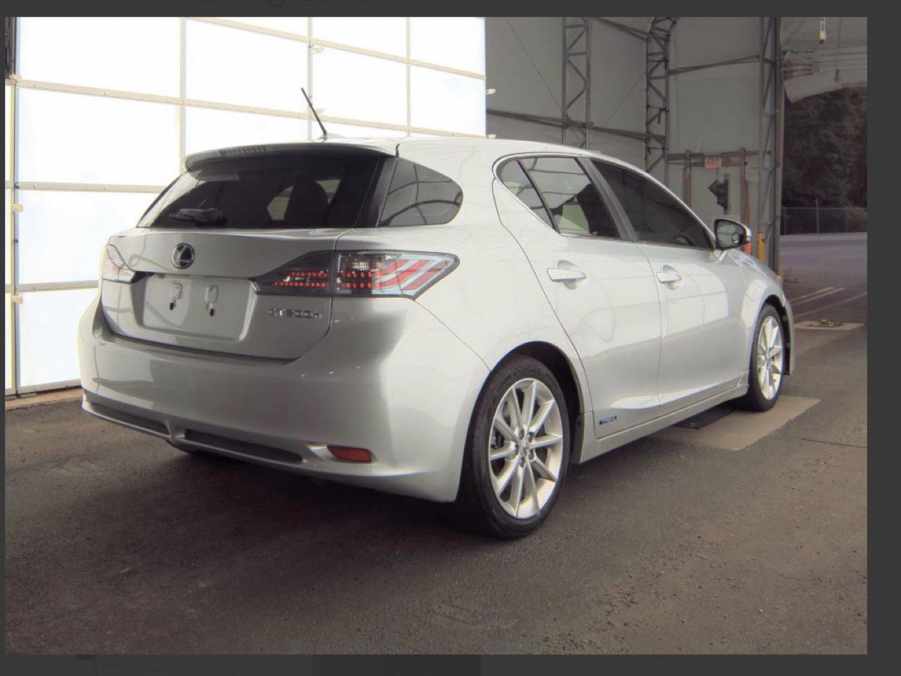 Used 2013 Lexus CT 200h w/ Premium Pkg w/Backup Camera FWD image 2