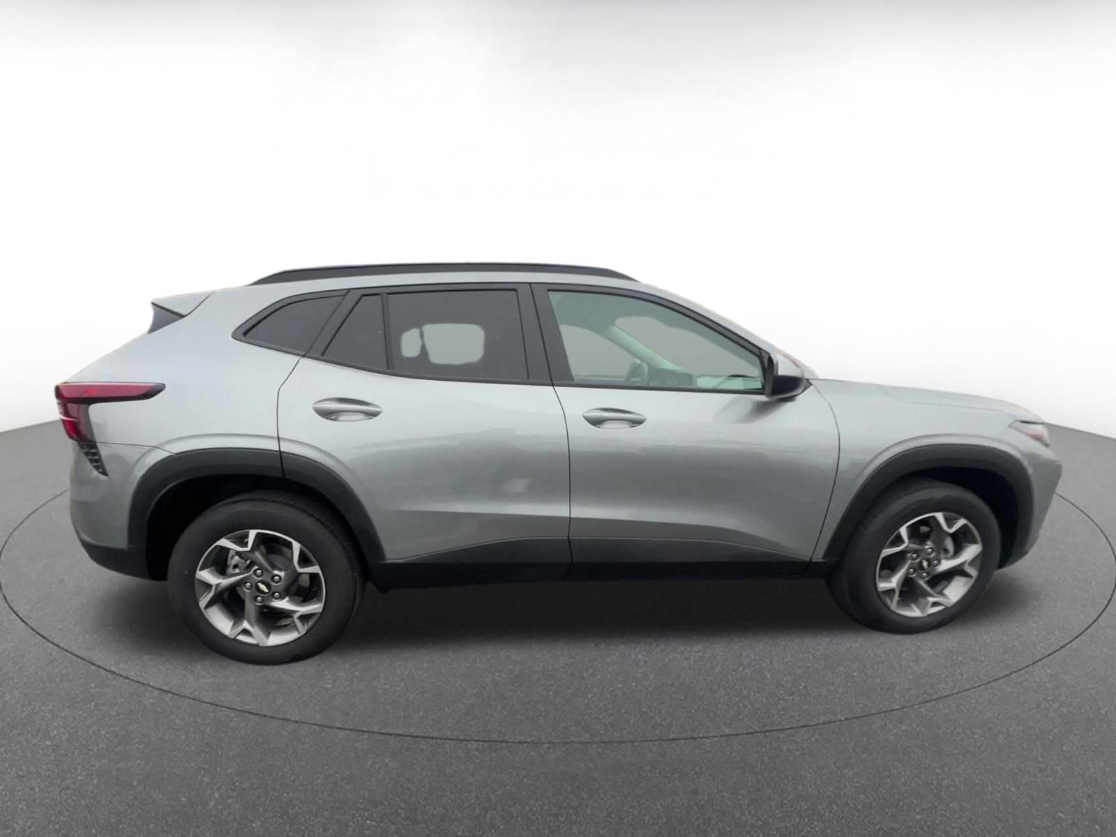 Used 2025 Chevrolet Trax LT w/ LT Convenience Package image 16