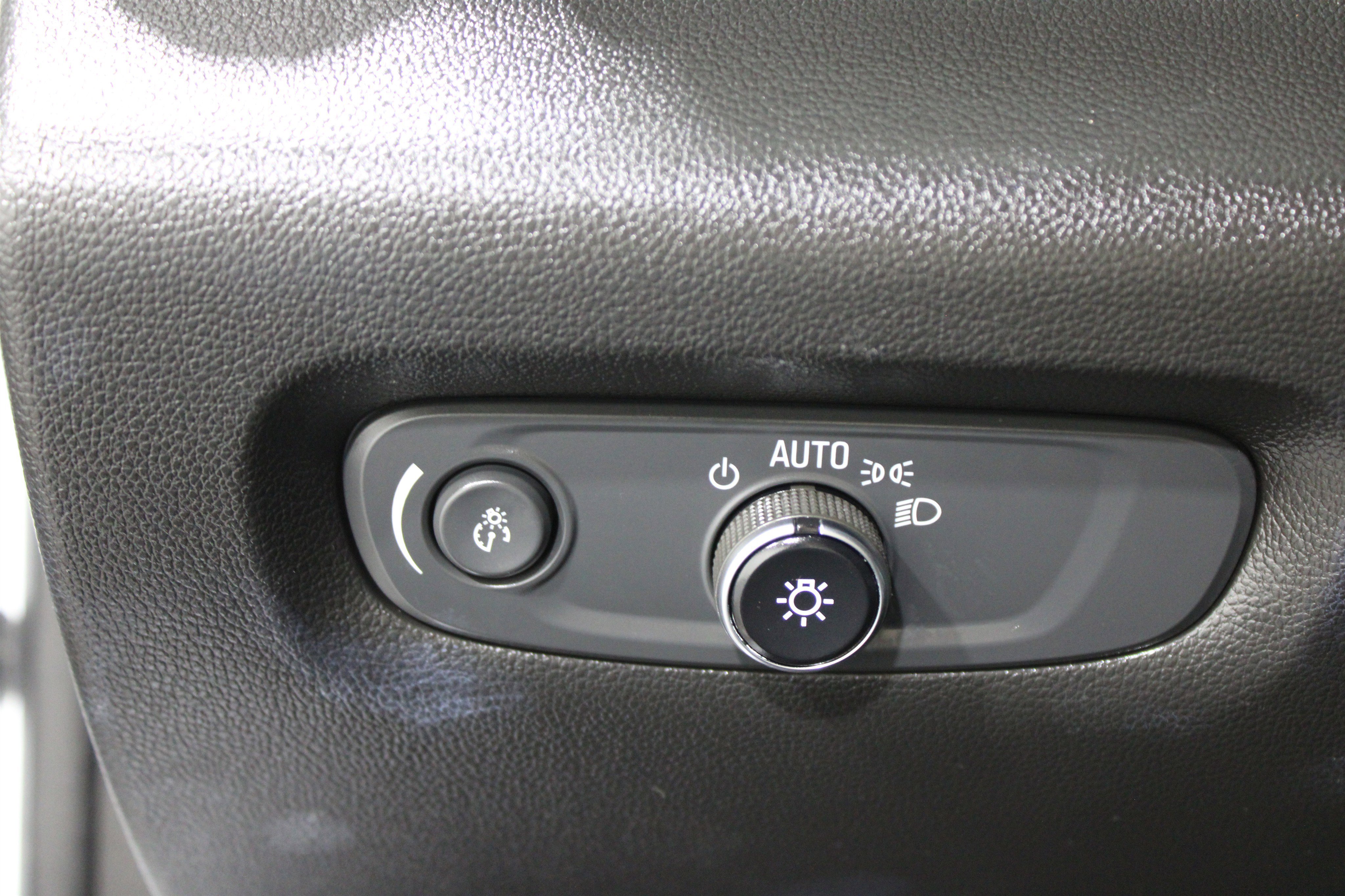 Used 2023 Chevrolet Traverse LT image 8