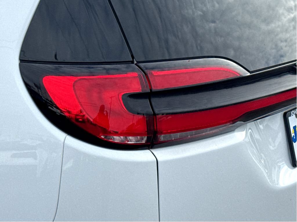 Used 2025 Chrysler Pacifica Limited FWD image 6