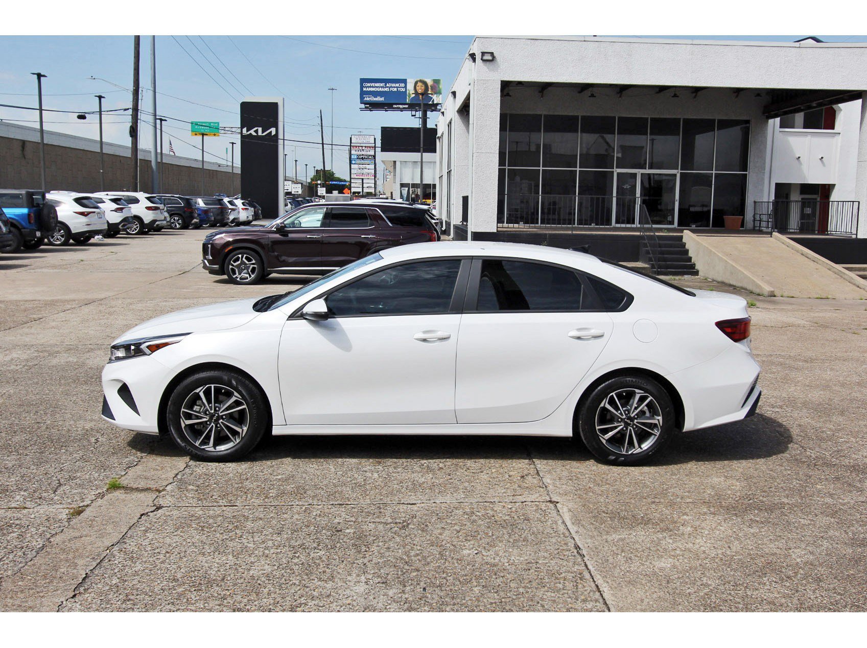 Certified 2023 Kia Forte LXS w/ LXS Technology Package FWD image 4