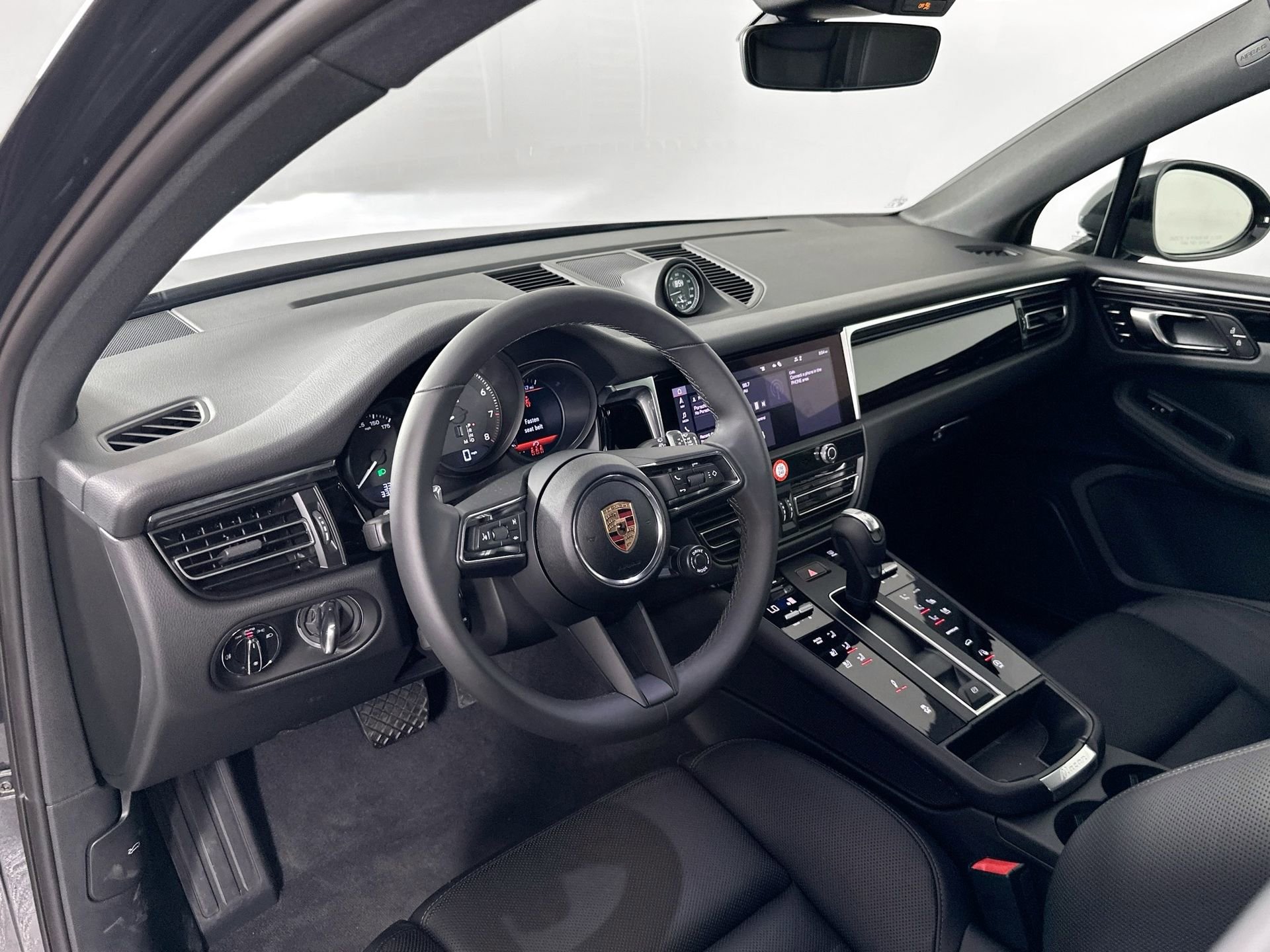 Certified 2025 Porsche Macan image 4