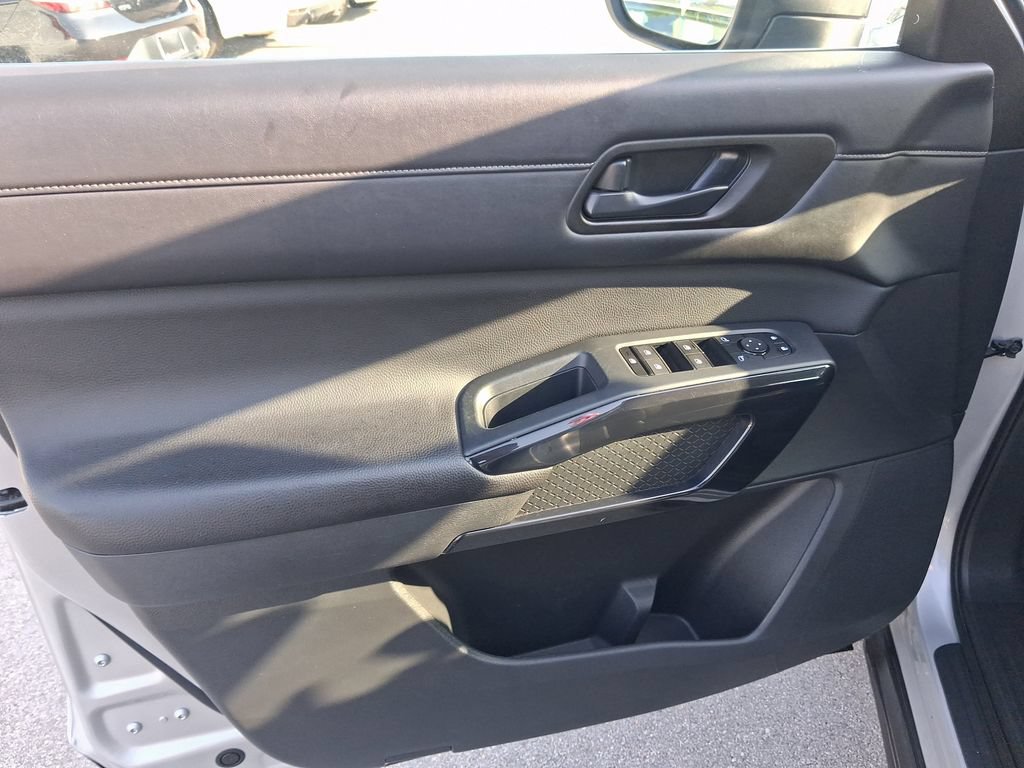 Used 2024 Nissan Pathfinder SV FWD image 15
