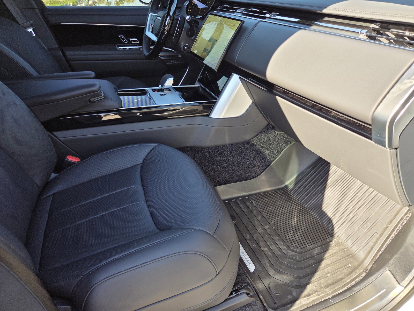 New 2025 Land Rover Range Rover SE image 3