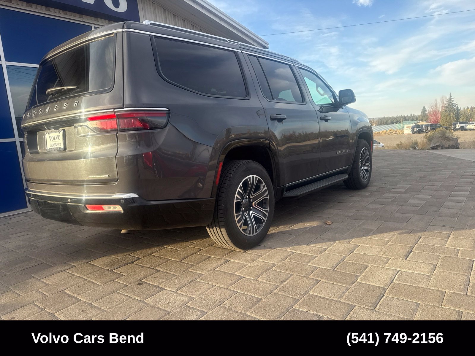 Used 2023 Jeep Wagoneer Series II w/ Convenience Group I AWD/4WD image 7