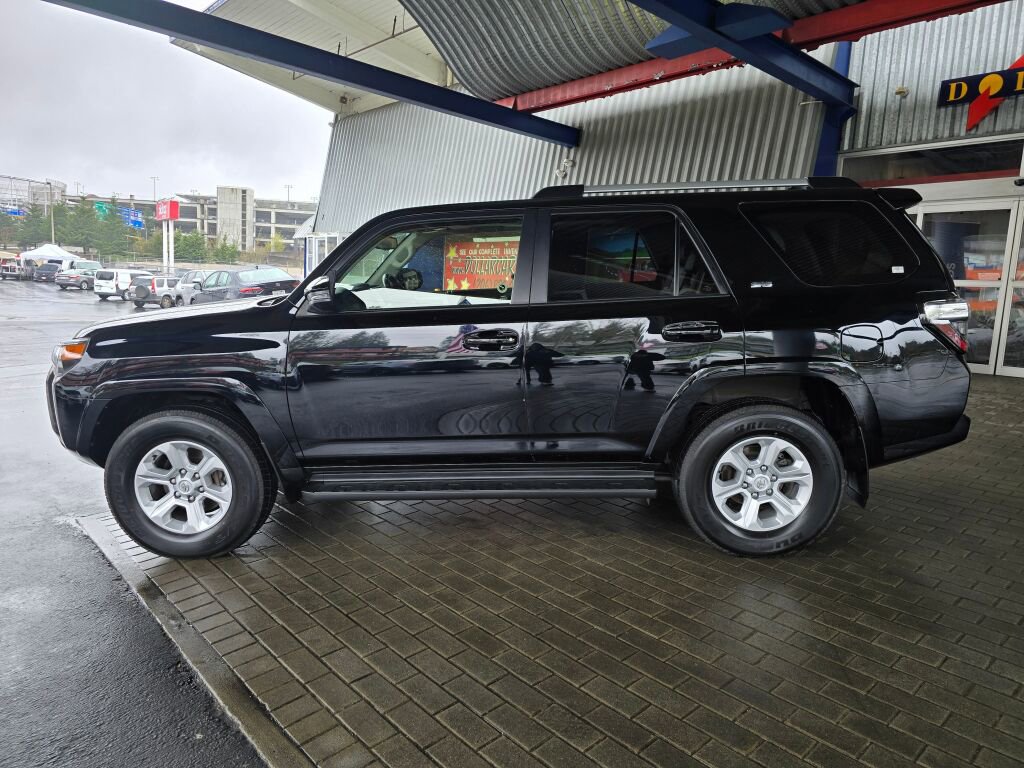 Used 2024 Toyota 4Runner SR5 Premium w/ Moonroof Package AWD/4WD image 8