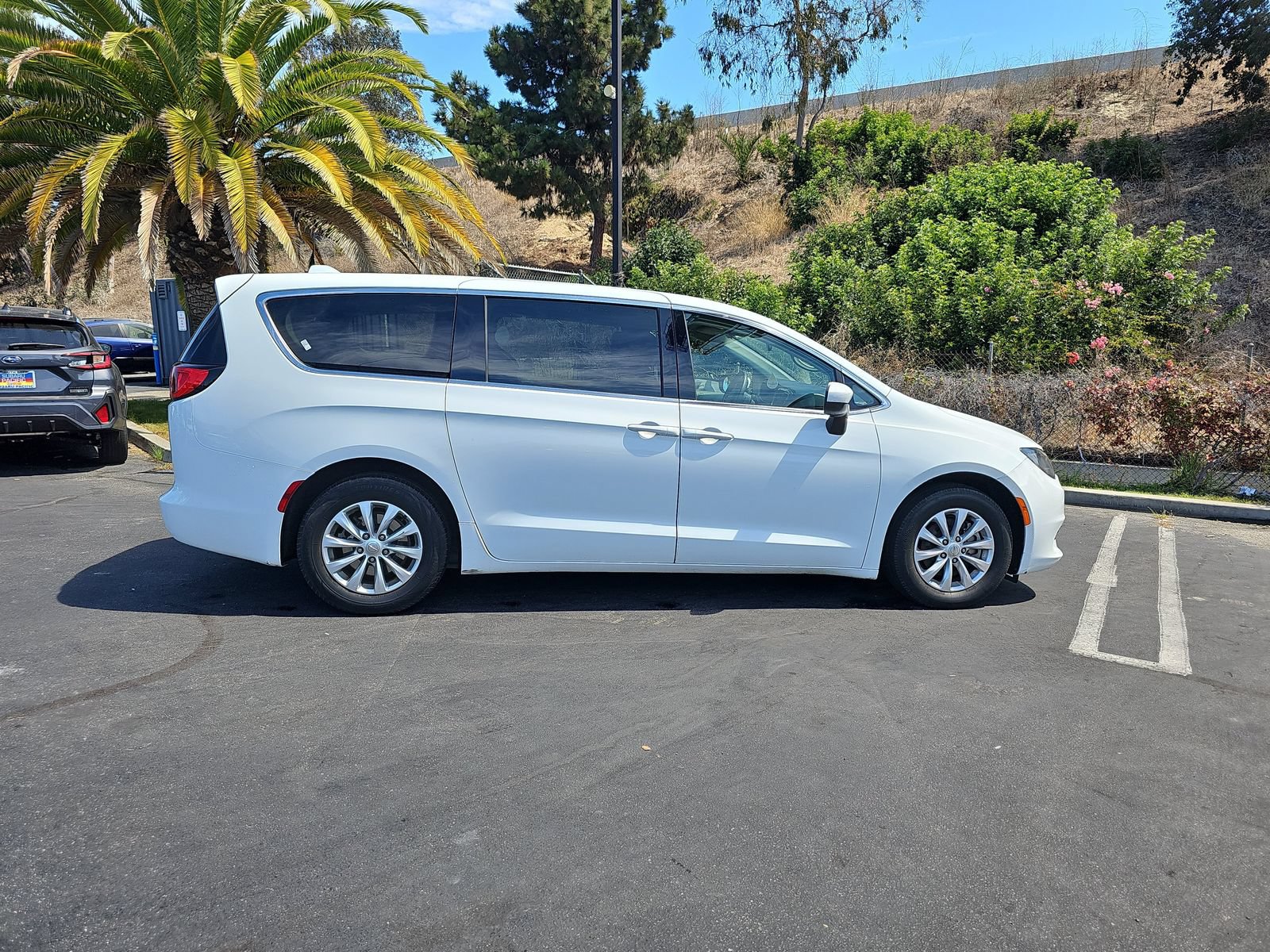 Used 2019 Chrysler Pacifica LX w/ Tire & Wheel Group FWD image 8