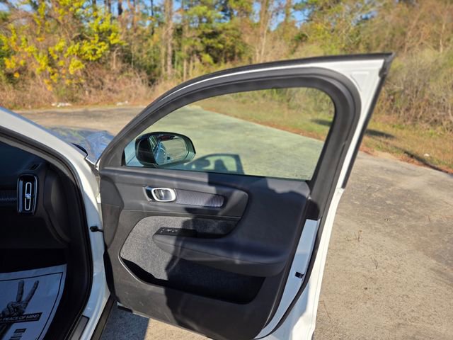Used 2025 Volvo XC40 B5 Plus image 16