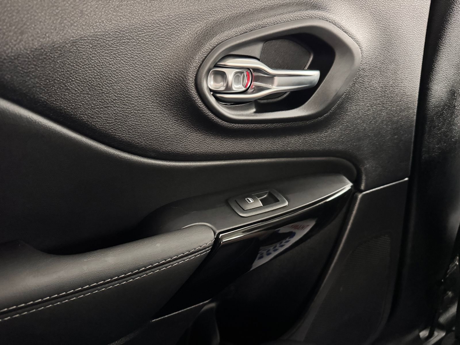 Used 2023 Jeep Cherokee Altitude Lux image 27