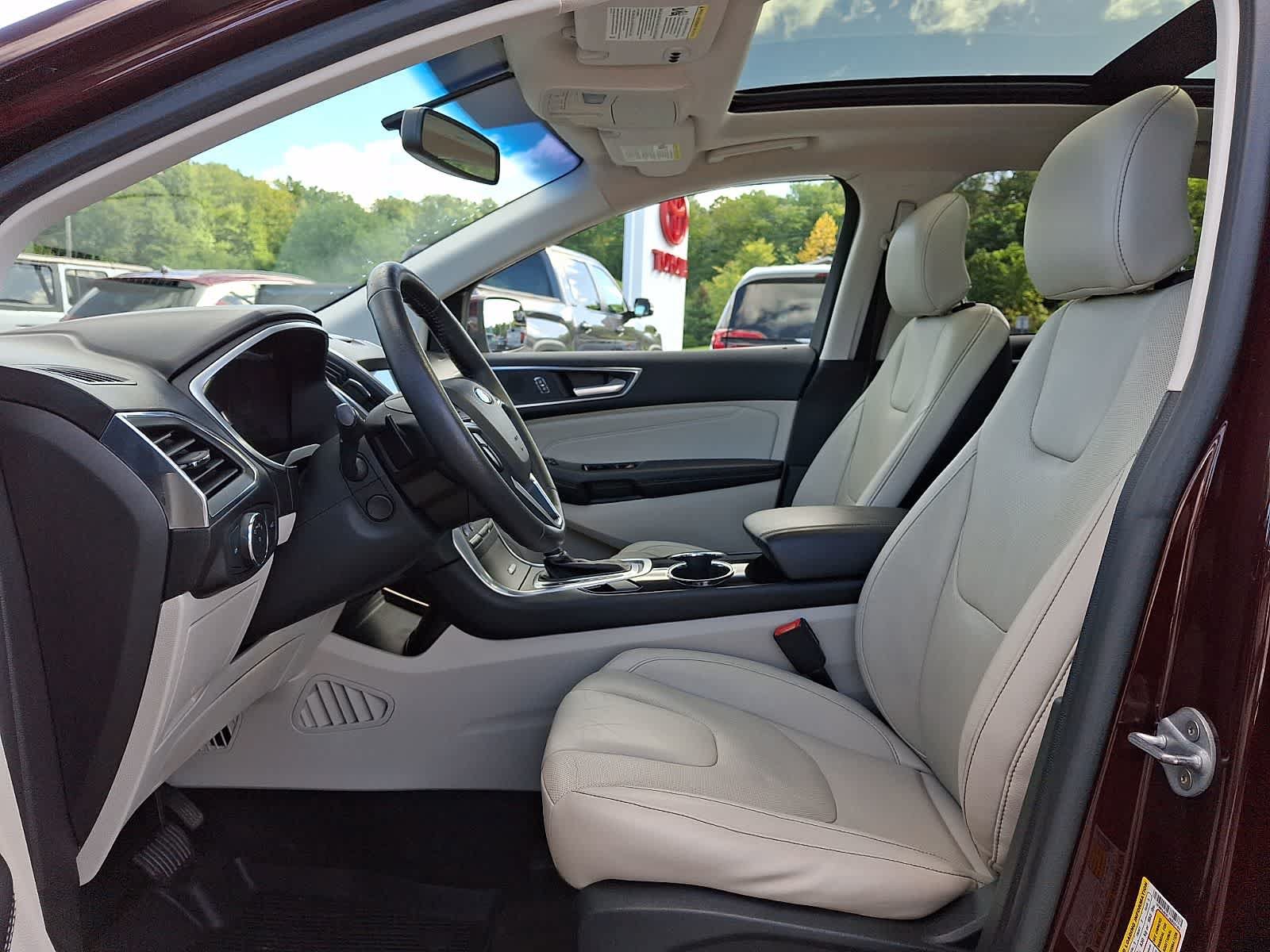 Used 2018 Ford Edge Titanium w/ Equipment Group 301A AWD/4WD image 15