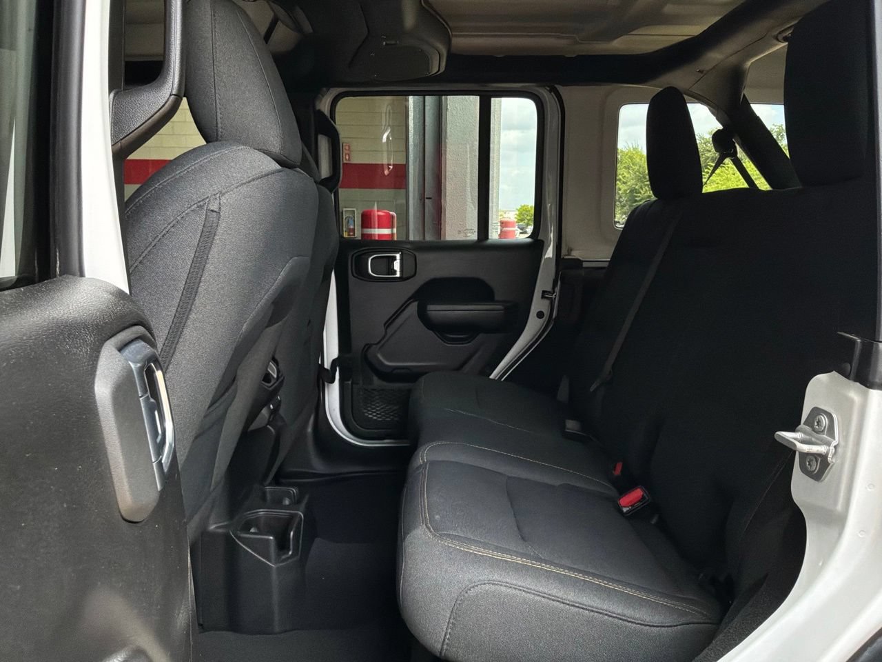 Used 2025 Jeep Wrangler Unlimited Sahara AWD/4WD image 11