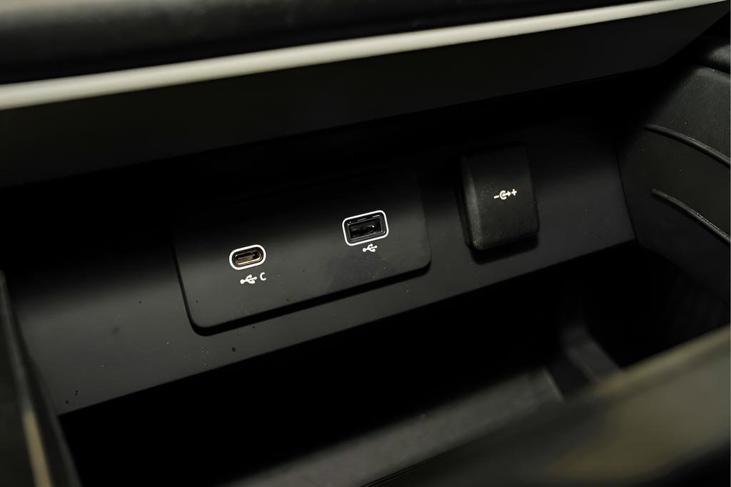 Used 2023 Land Rover Defender 130 SE image 19