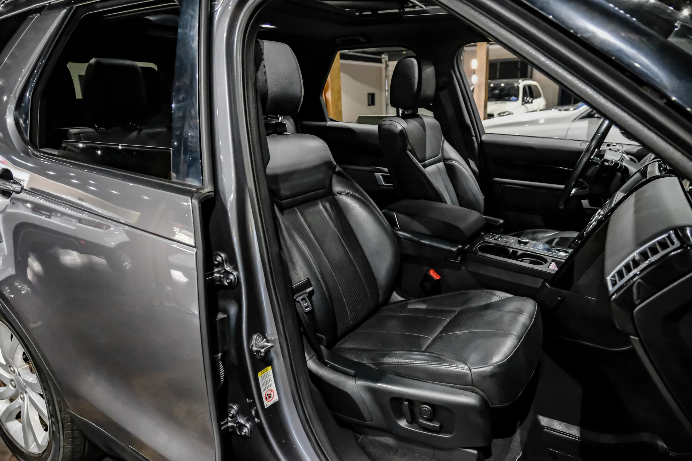 Used 2018 Land Rover Discovery SE AWD/4WD image 35