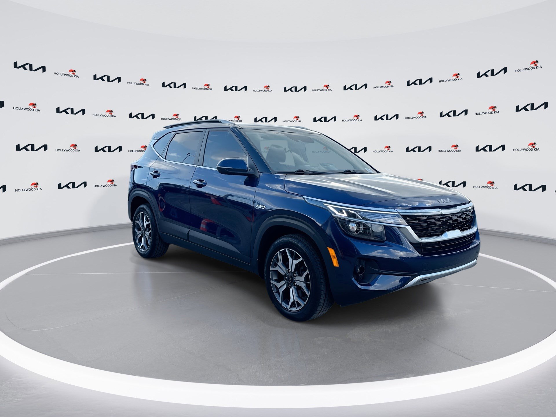 Used 2023 Kia Seltos EX image 2