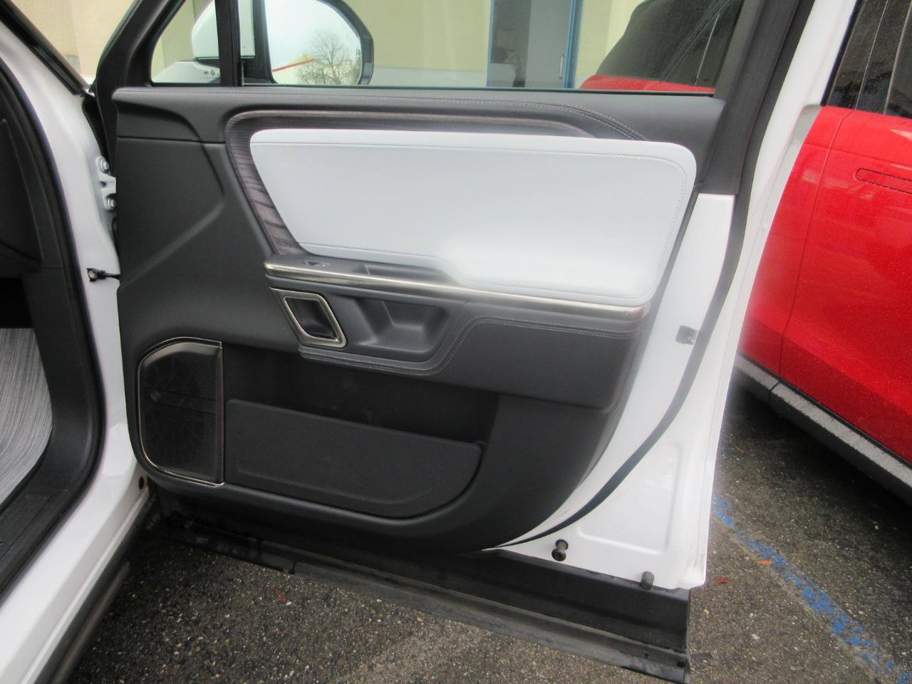 Used 2023 Rivian R1S Launch Edition image 21