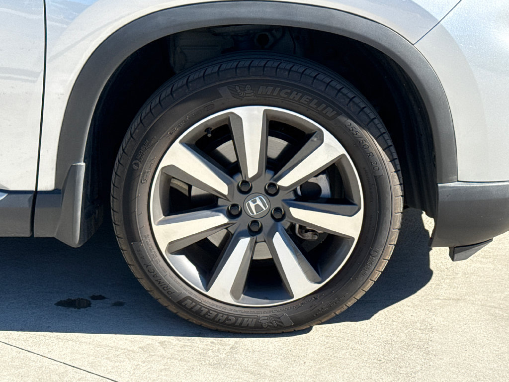Used 2025 Honda Pilot Touring image 11