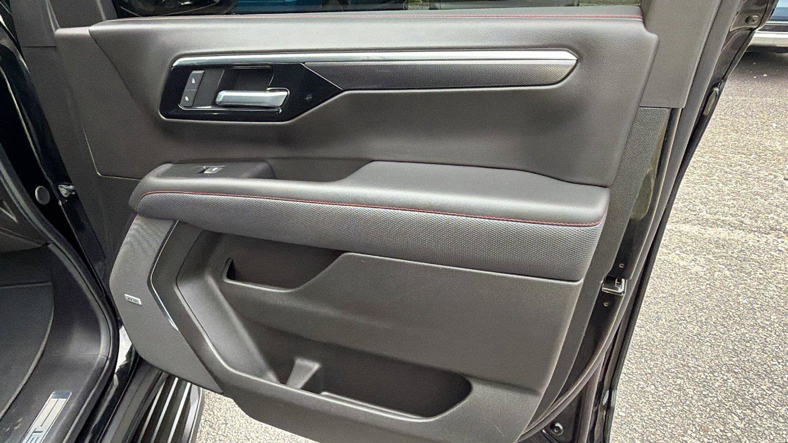 Used 2025 Chevrolet Suburban RST w/ Comfort Package RWD image 18