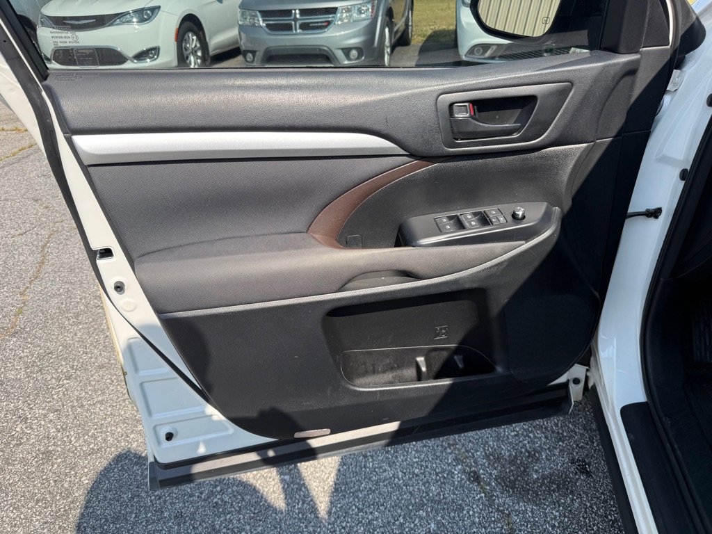 Used 2015 Toyota Highlander LE FWD image 12