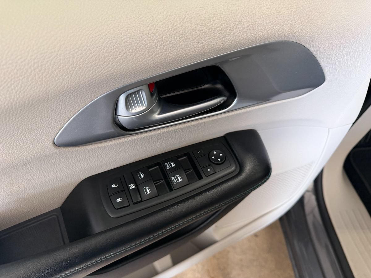 Used 2017 Chrysler Pacifica Touring Plus FWD image 26