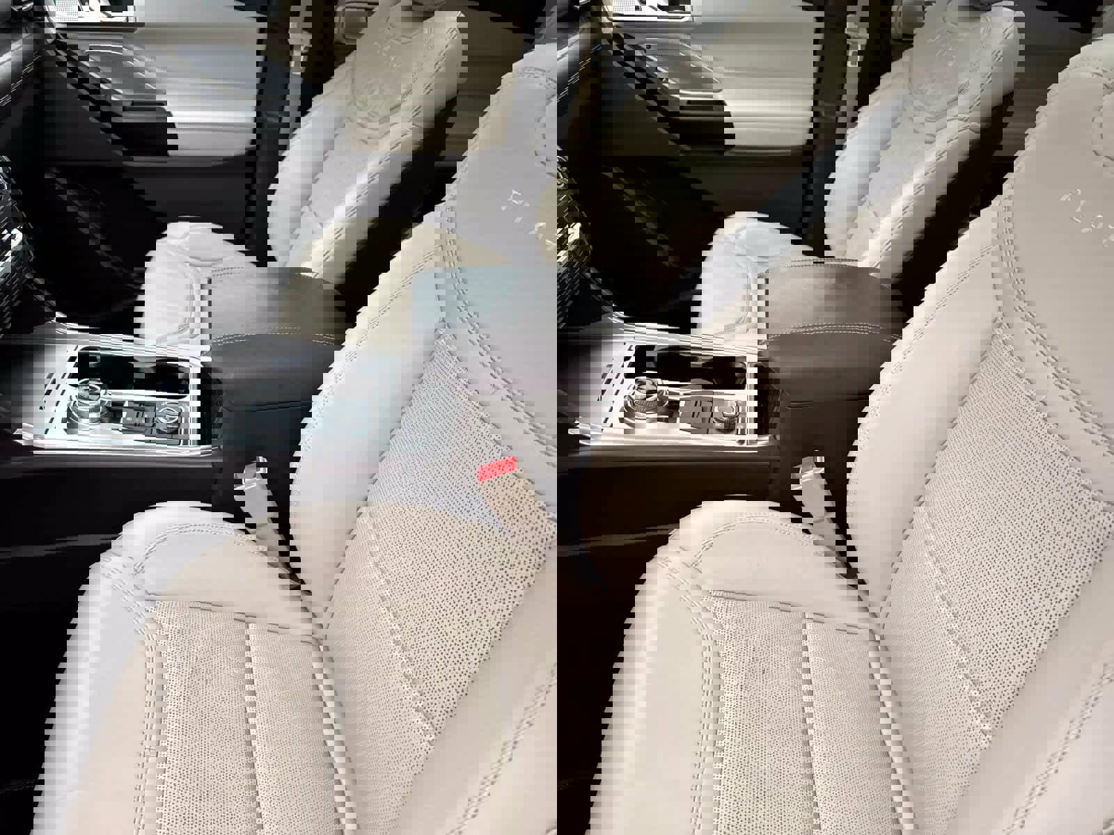 Used 2020 Ford Explorer Platinum w/ Premium Technology Package image 13