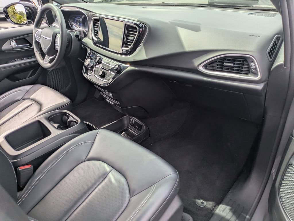 Used 2025 Chrysler Pacifica Select FWD image 32