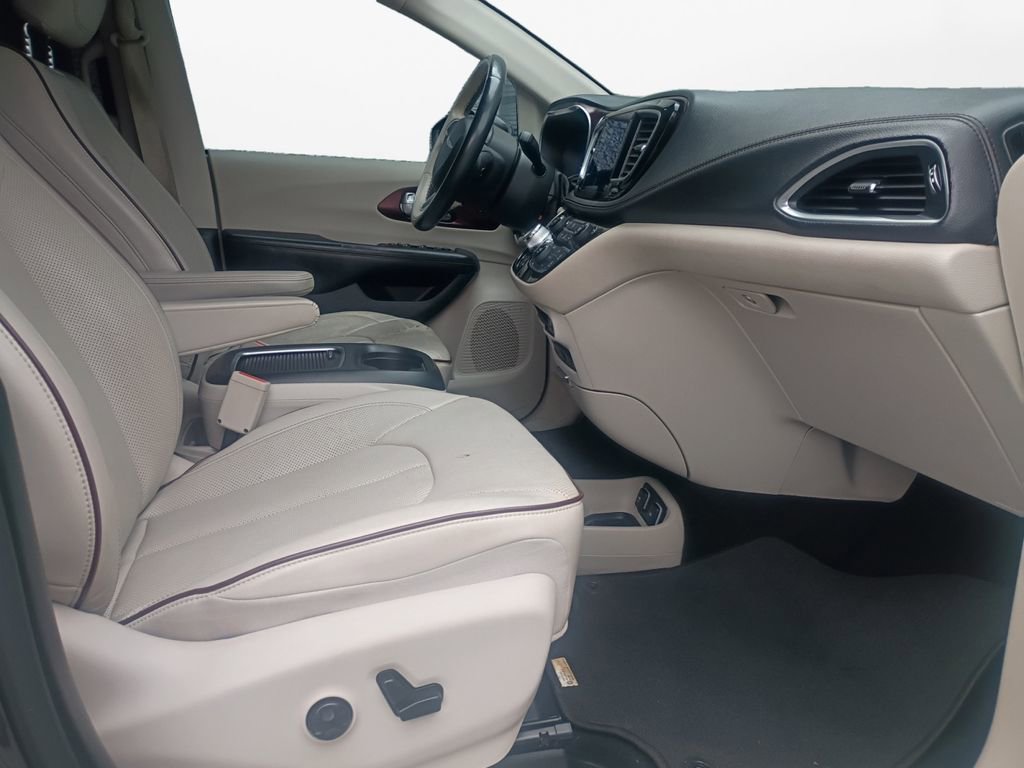 Used 2017 Chrysler Pacifica Limited image 24