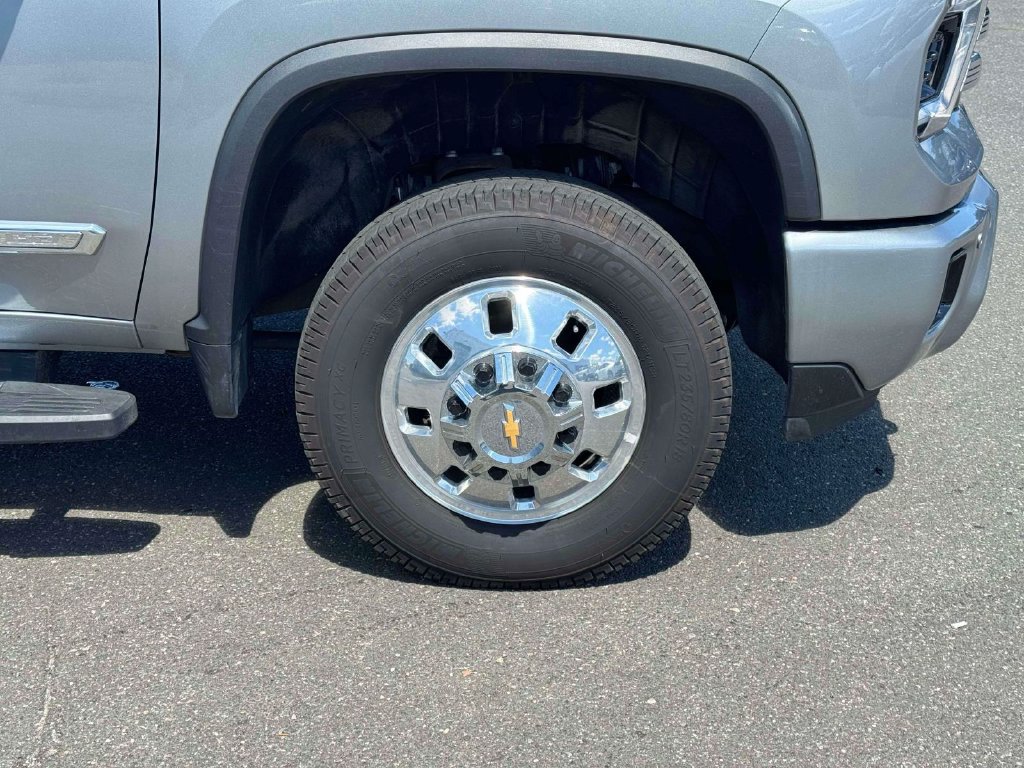 Used 2025 Chevrolet Silverado 3500 High Country AWD/4WD image 9