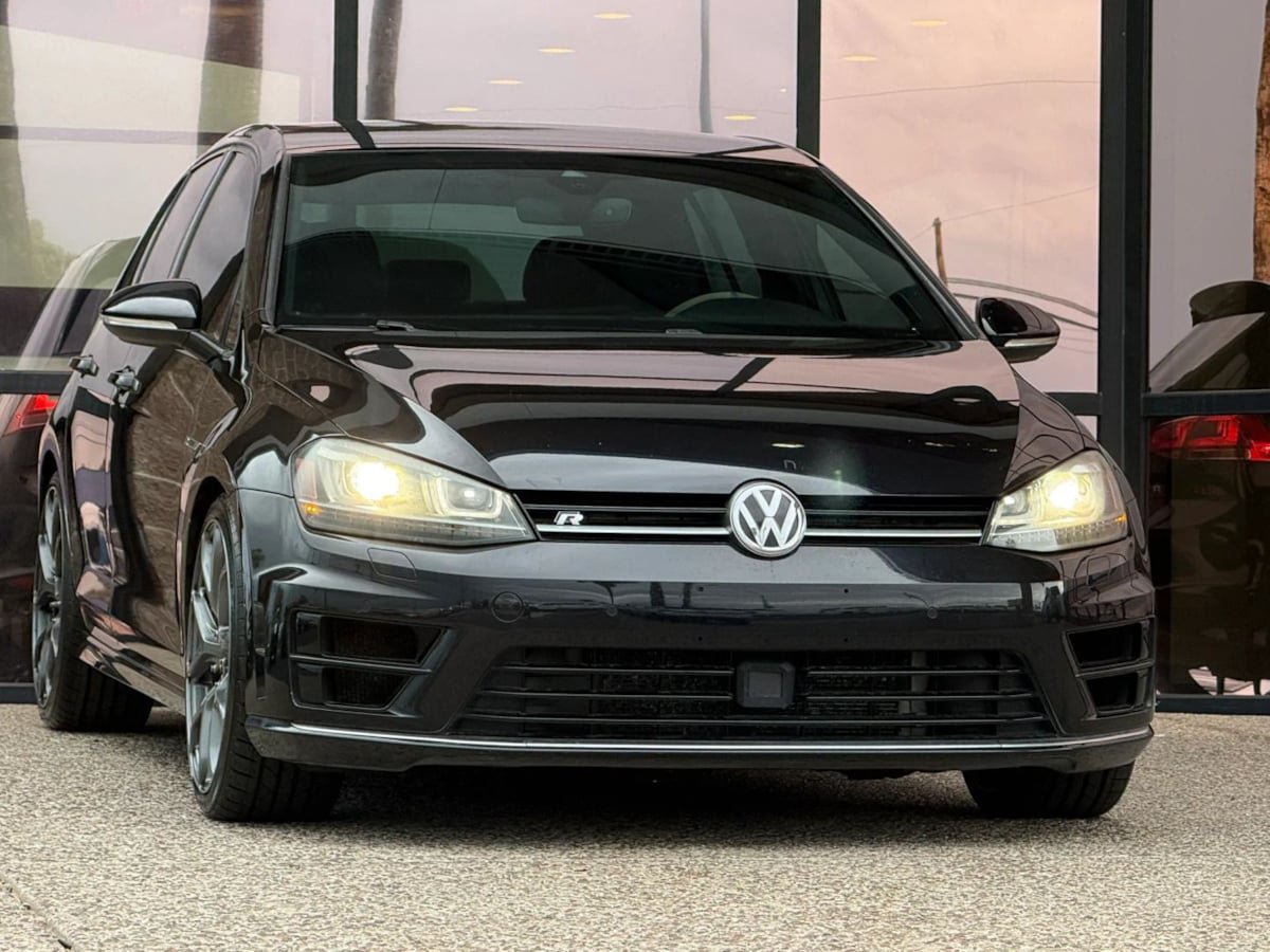 Used 2017 Volkswagen Golf R 4-Door AWD/4WD image 18
