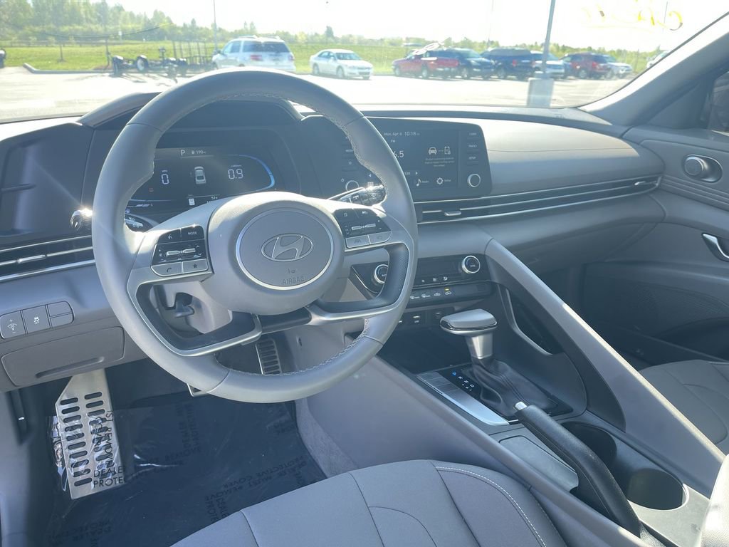 Used 2025 Hyundai Elantra Sport image 6