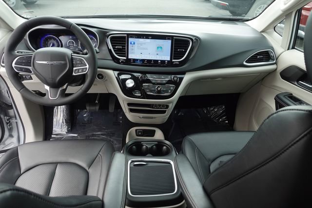 Used 2024 Chrysler Pacifica Touring-L image 25