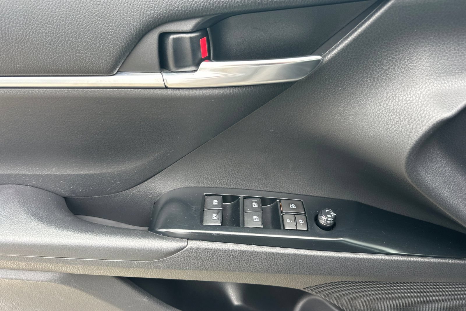Used 2019 Toyota Camry LE FWD image 11