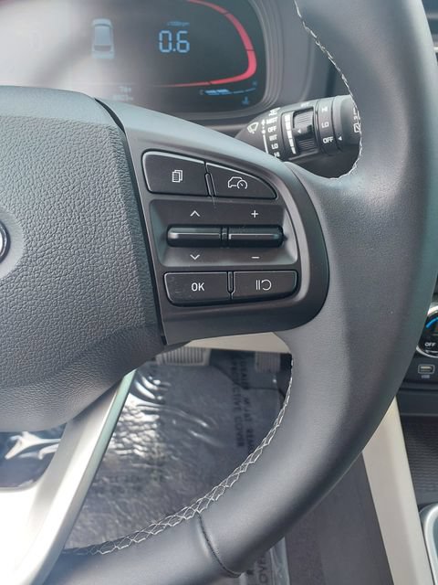Certified 2025 Hyundai Venue SEL FWD image 29