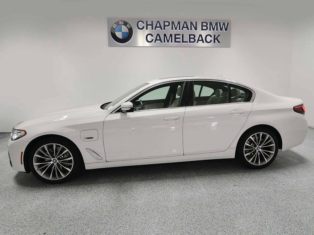 Certified 2023 BMW 530e w/ Premium Package image 3