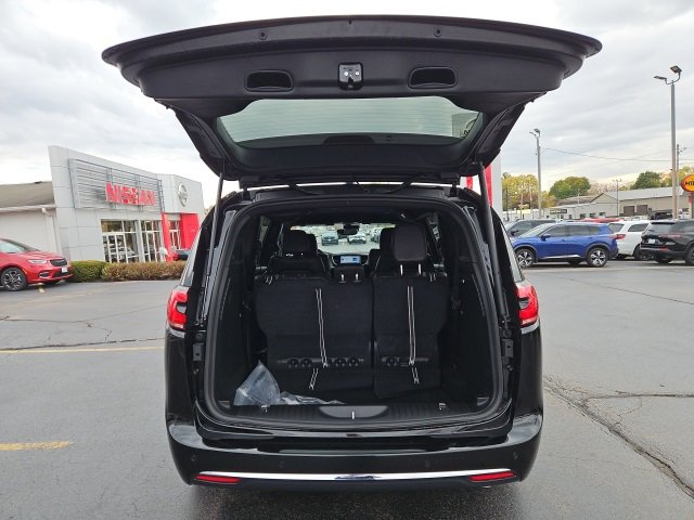 New 2026 Chrysler Pacifica Select image 9