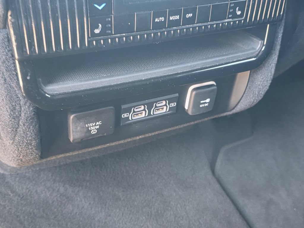 Certified 2024 Jeep Wagoneer L Series II w/ Flexible Seating Group RWD image 18