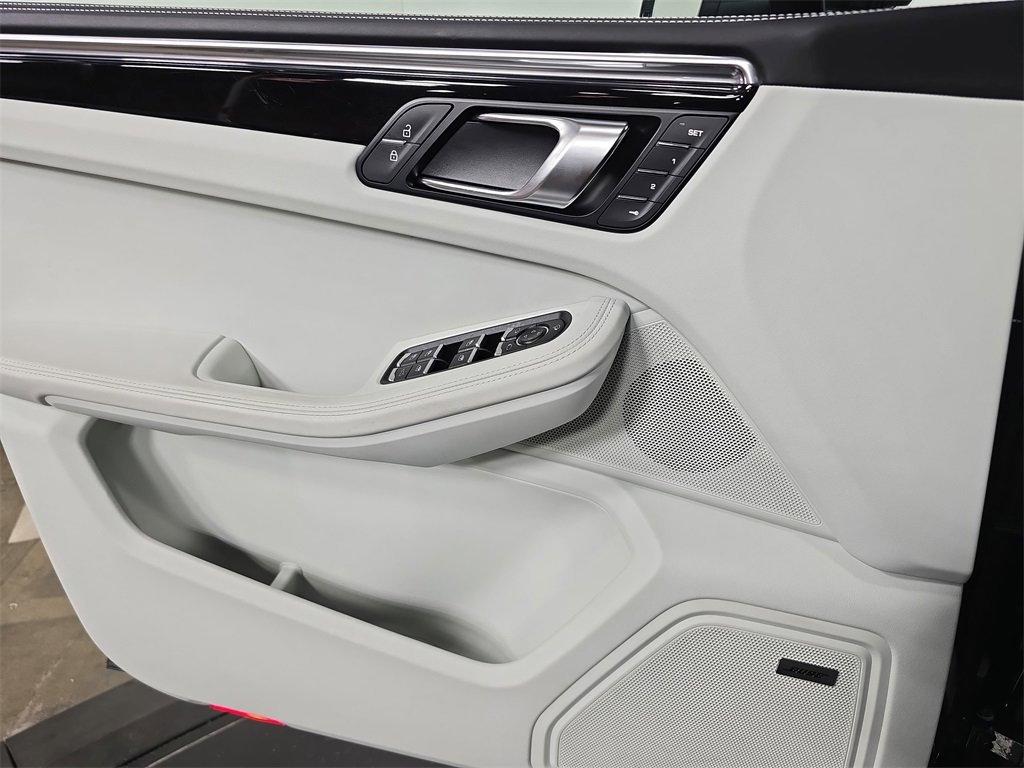 Used 2025 Porsche Macan image 22